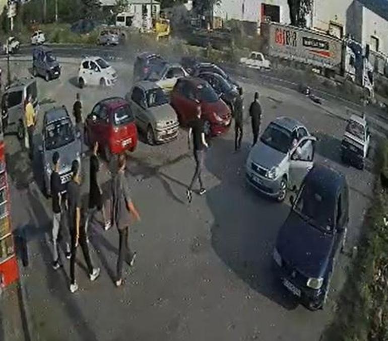 Otomobilin, önce motosiklete ardından park halindeki 5 araca çarptığı kaza kamerada; 3 yaralı
