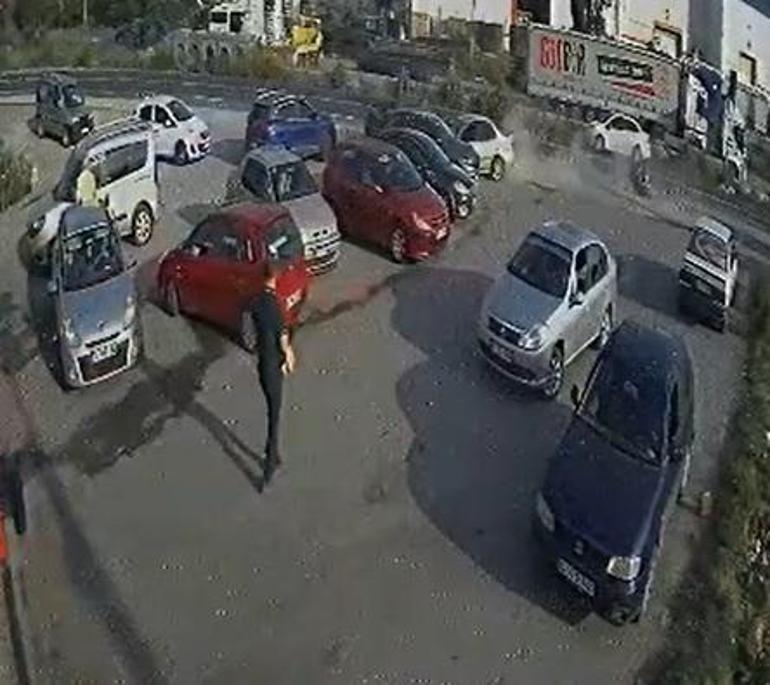 Otomobilin, önce motosiklete ardından park halindeki 5 araca çarptığı kaza kamerada; 3 yaralı