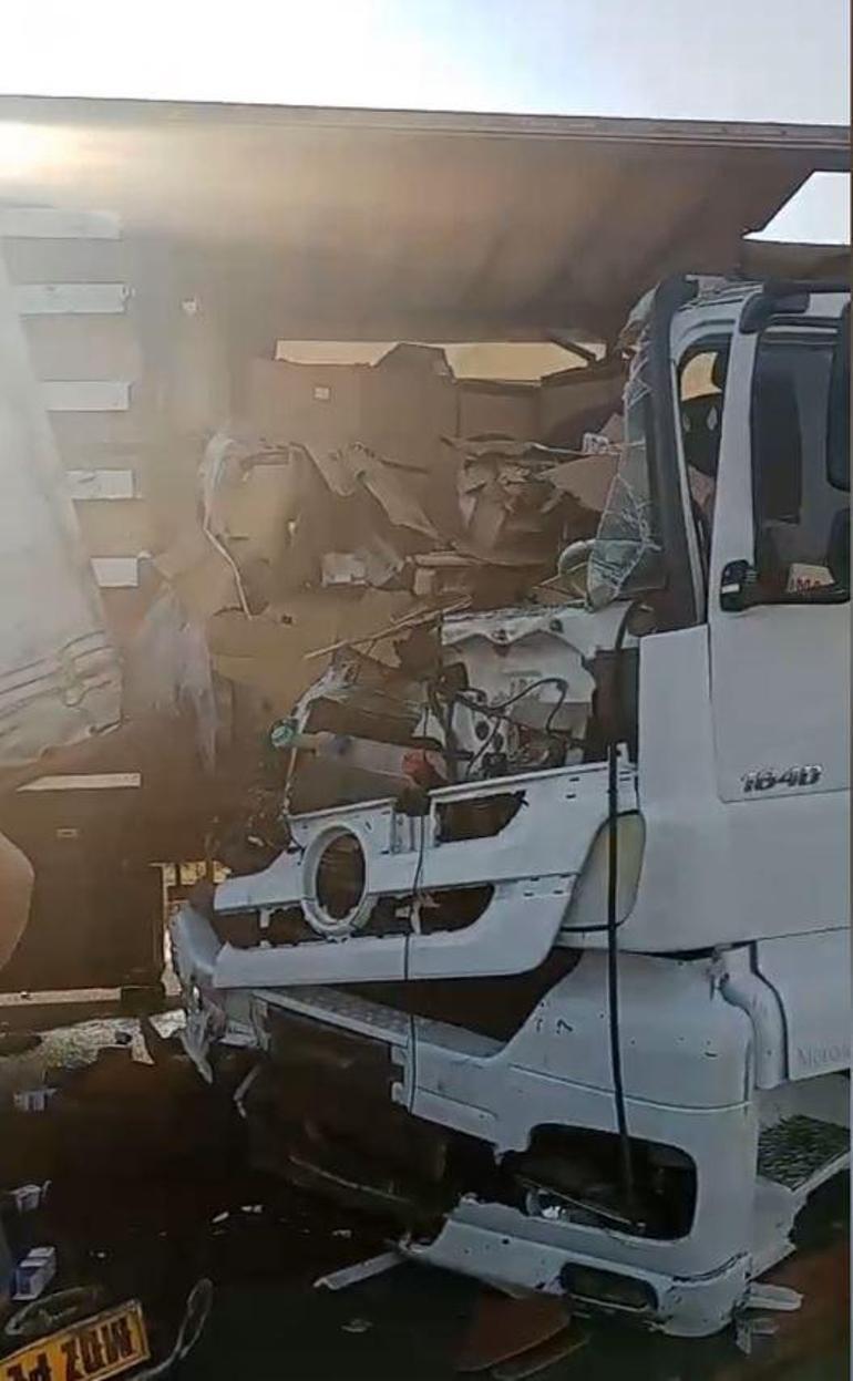 Emniyet şeridinde duran TIRa arkadan başka bir TIR çarptı: 2 yaralı