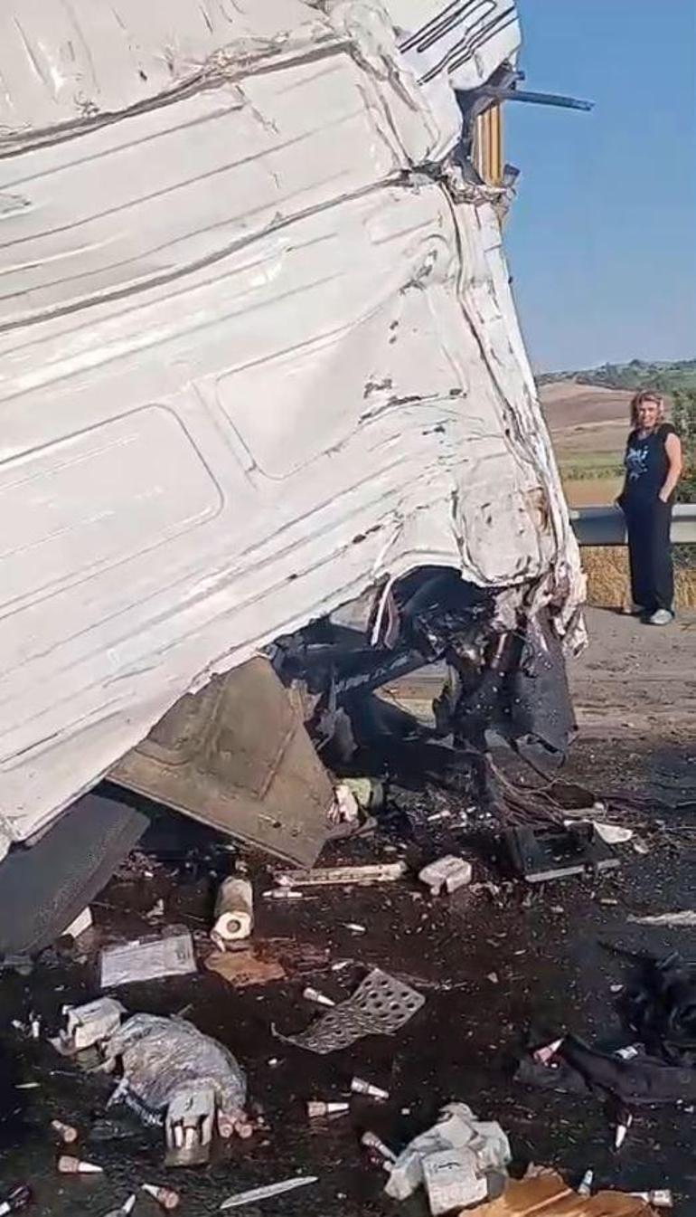 Emniyet şeridinde duran TIRa arkadan başka bir TIR çarptı: 2 yaralı