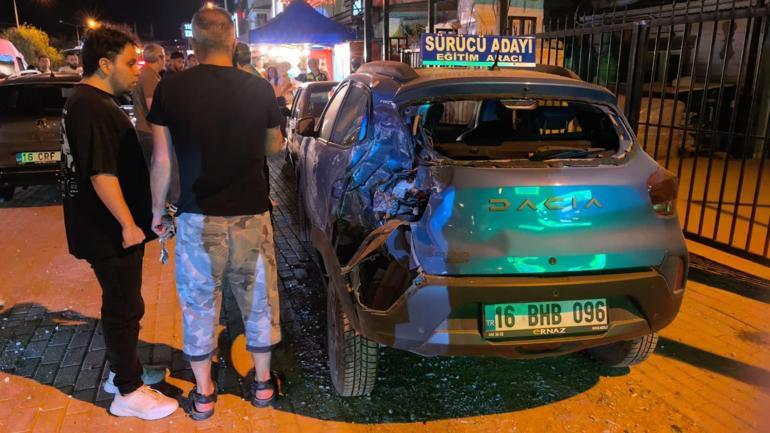 Park halindeki 2 araca çarpan otomobilin sürücüsü yaralandı; kaza anı kamerada