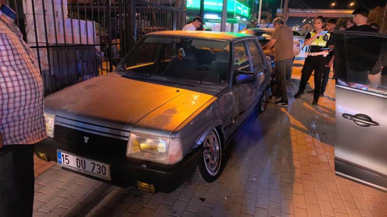 Park halindeki 2 araca çarpan otomobilin sürücüsü yaralandı; kaza anı kamerada