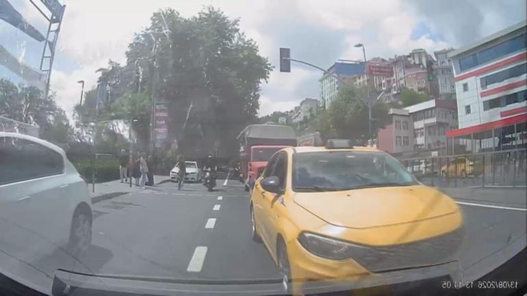 Eyüpsultanda otomobil taksiye çarptı; kaza sonrası tartışma çıktı