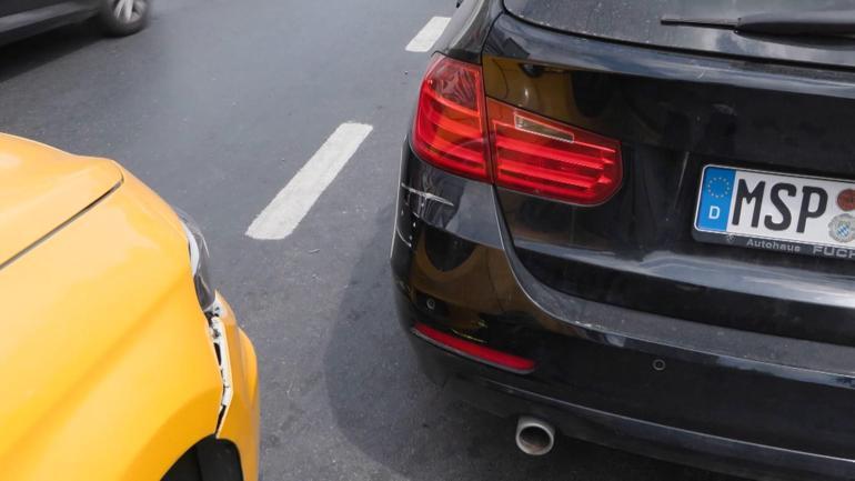 Eyüpsultanda otomobil taksiye çarptı; kaza sonrası tartışma çıktı