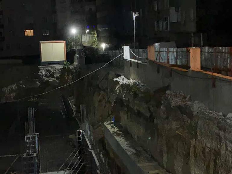 Sultangazi’de inşaatta toprak kayması meydana geldi; sokak kapatıldı