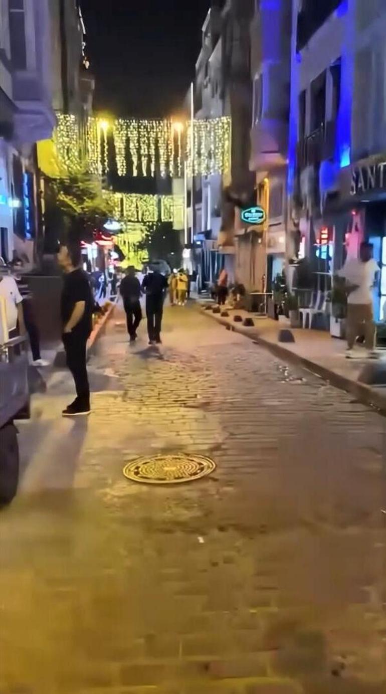 Beyoğlunda terriere saldıran pitbull cinsi köpeğin sahibinin bıçaklandığı kavga kamerada