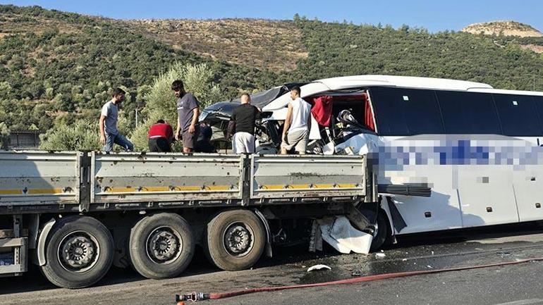 Muğlada tur otobüsü, TIRa çarptı: 2 ölü, 8 yaralı