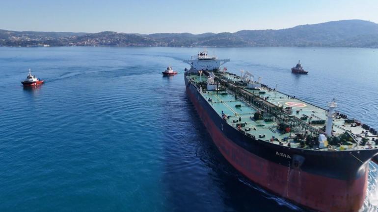 Rusyada İHA saldırısına uğrayan gemi İstanbul Boğazından geçiyor