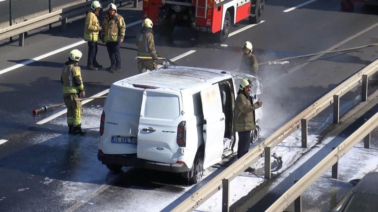 Fatihte minibüste çıkan yangın nedeniyle kapanan yol trafiğe açıldı