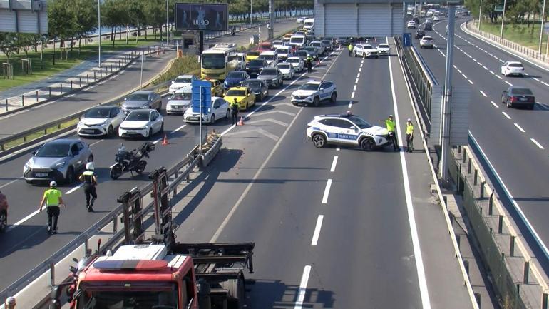 Fatihte minibüste çıkan yangın nedeniyle kapanan yol trafiğe açıldı