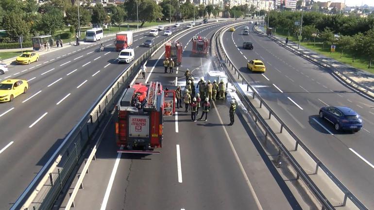 Fatihte minibüste çıkan yangın nedeniyle kapanan yol trafiğe açıldı