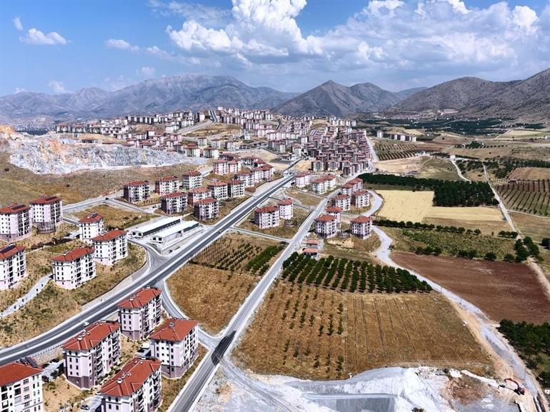Bakan Kurum, Malatyada sosyal konutlarına yerleşen Başar çiftinin görüntülerini paylaştı