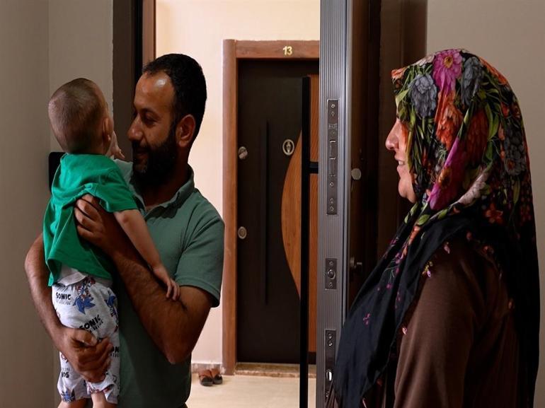 Bakan Kurum, Malatyada sosyal konutlarına yerleşen Başar çiftinin görüntülerini paylaştı