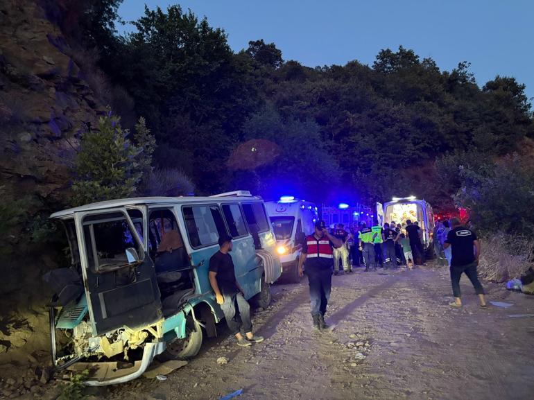İzmir’de tarım işçilerini taşıyan minibüs kaza yaptı: 1 ölü, 8 yaralı