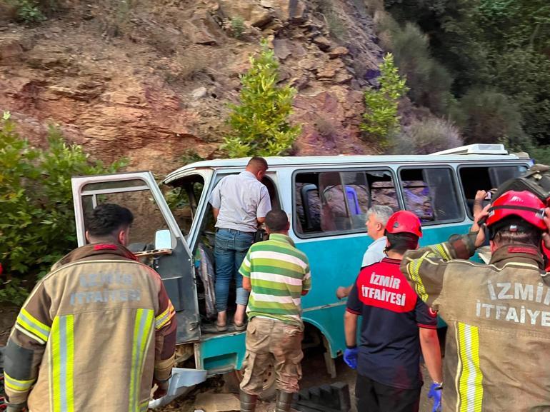 İzmir’de tarım işçilerini taşıyan minibüs kaza yaptı: 1 ölü, 8 yaralı