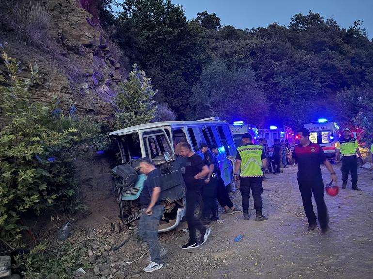 İzmir’de tarım işçilerini taşıyan minibüs kaza yaptı: 1 ölü, 8 yaralı