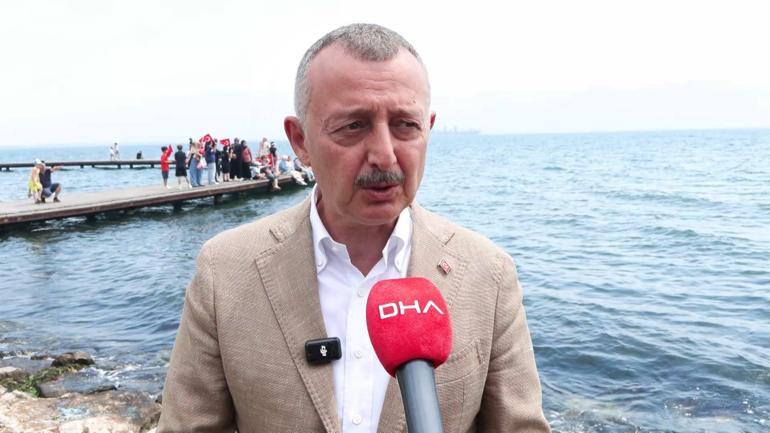 Türk donanmasından TEKNOFEST Mavi Vatan kapsamında İzmit Körfezinde selamlama geçişi