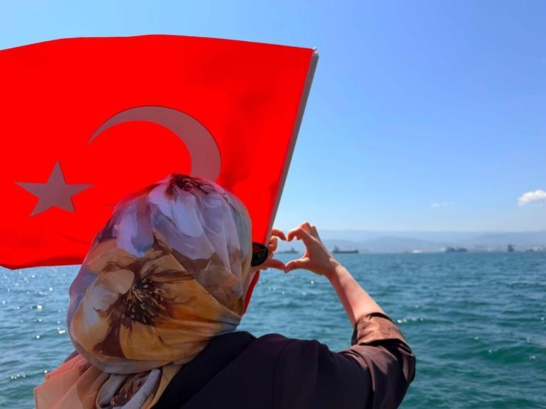 Türk donanmasından TEKNOFEST Mavi Vatan kapsamında İzmit Körfezinde selamlama geçişi