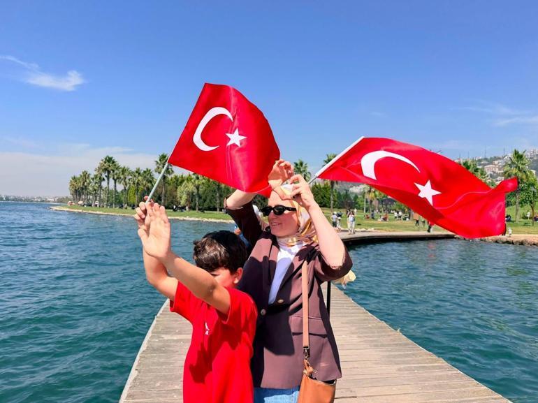 Türk donanmasından TEKNOFEST Mavi Vatan kapsamında İzmit Körfezinde selamlama geçişi