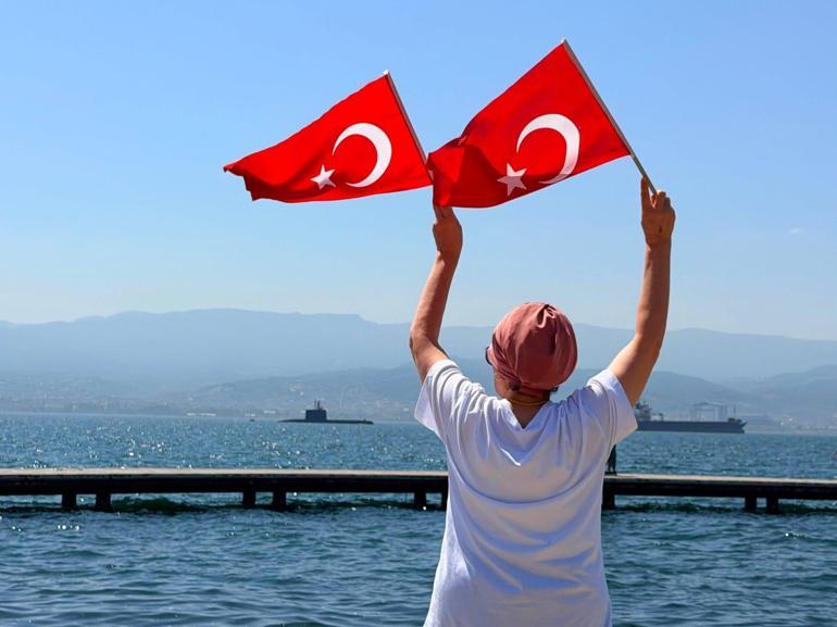 Türk donanmasından TEKNOFEST Mavi Vatan kapsamında İzmit Körfezinde selamlama geçişi