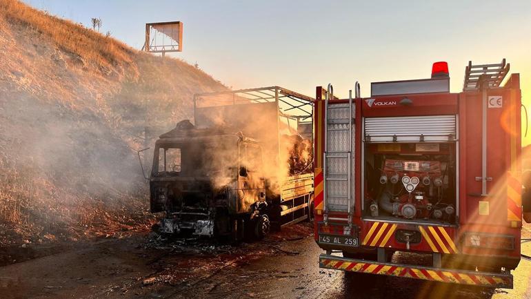 Manisada seyir halindeki TIR alev alev yandı