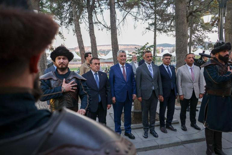 Bakan Bolat, Ertuğrul Gazi Türbesi’ni ziyaret etti