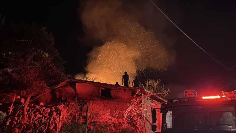 Bahçede çıkan yangın eve sıçradı; 2 kişi dumandan etkilendi