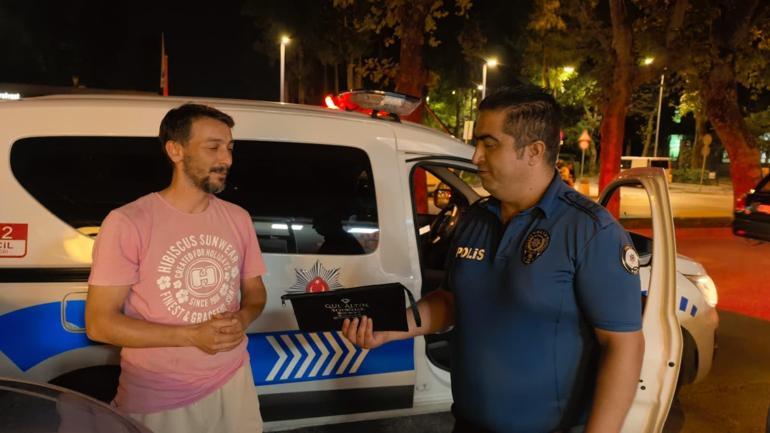 Bursada aracın üzerinde bulduğu çantadaki 30 bin TLyi polise teslim etti