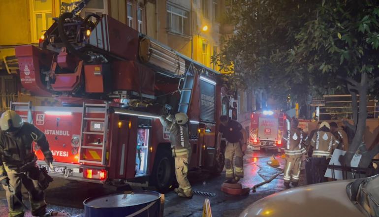 Kasımpaşada havai fişeğin daireyi yaktığı anlar kamerada; 4 gözaltı