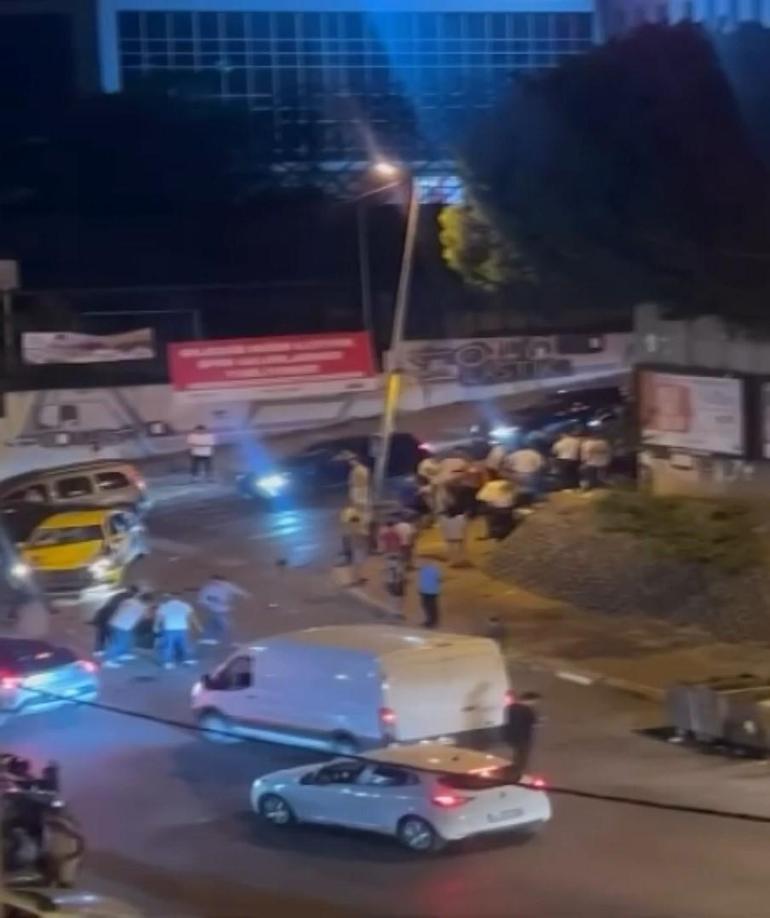 Esenyurtta kontrolsüz dönüş yapan taksi motosiklete çarptı: 2 yaralı
