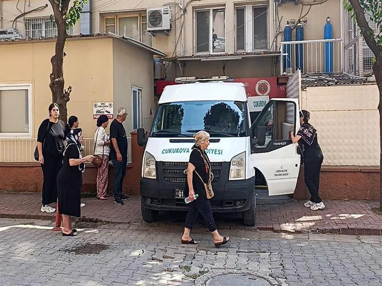 Silahlı kavgada öldürülen eşi ve oğlunun cenazesine yaralı halde tekerlekli sandalyeyle katıldı