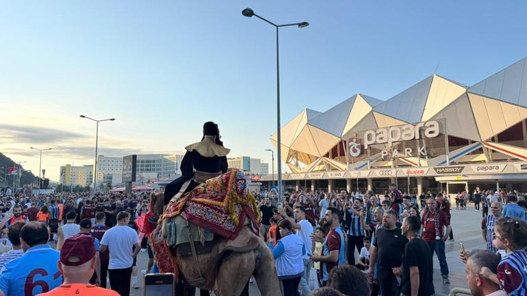 Salah sevgisi sınır tanımıyor; deveyle maça geldi