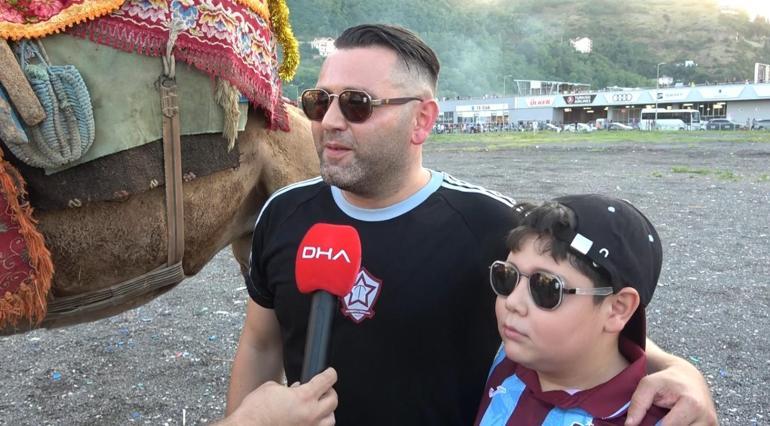 Salah sevgisi sınır tanımıyor; deveyle maça geldi