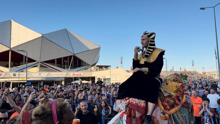 Salah sevgisi sınır tanımıyor; deveyle maça geldi