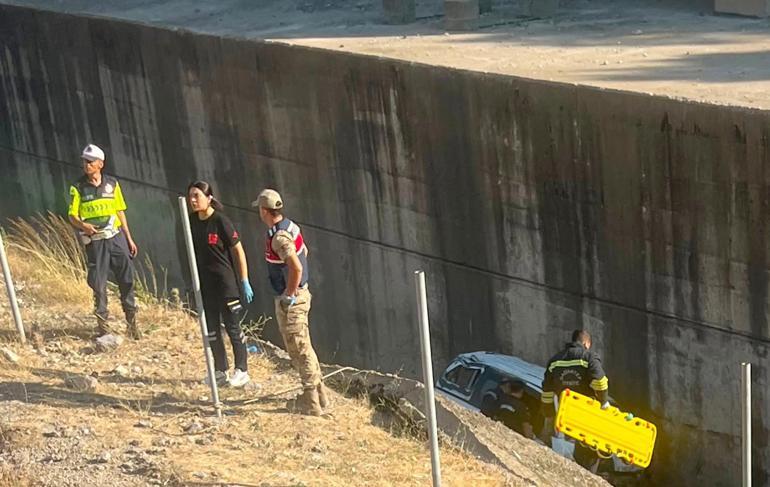 Gaziantep’te hafif ticari araç, şarampole devrildi: 2 ölü