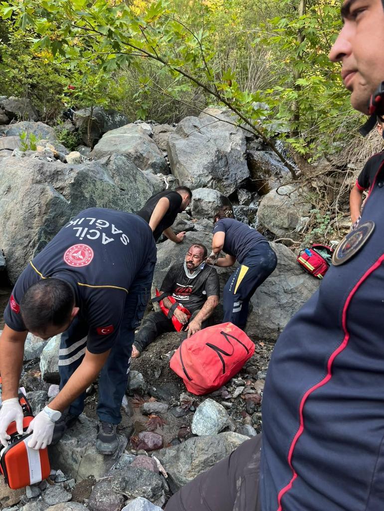 Otomobil, 50 metre yükseklikten dere yatağına düştü: 1 ölü, 1 yaralı