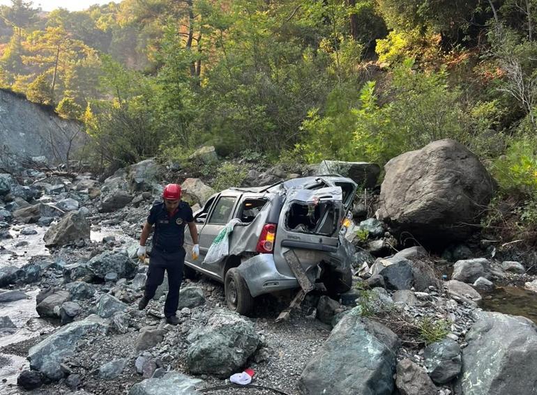 Otomobil, 50 metre yükseklikten dere yatağına düştü: 1 ölü, 1 yaralı