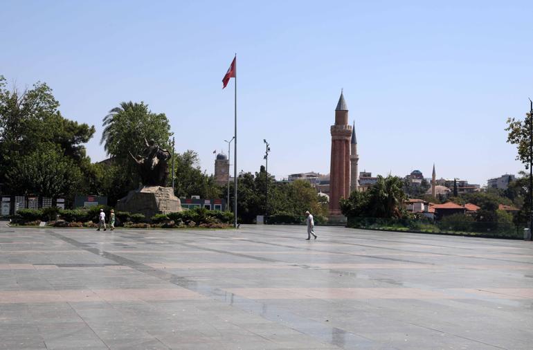 Antalyada termometreler 40 dereceyi gösterdi, kent merkezi boş kaldı