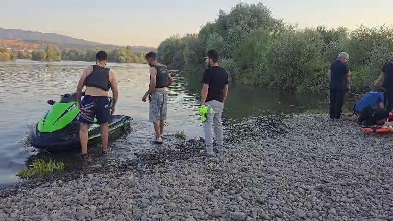 Nehirde boğulma tehlikesi geçiren kardeşlerden biri kayboldu; arama çalışması başlatıldı