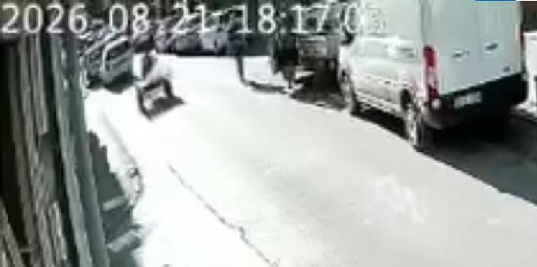 Sürücüsüz at arabası, otomobile çarptı; o anlar kamerada