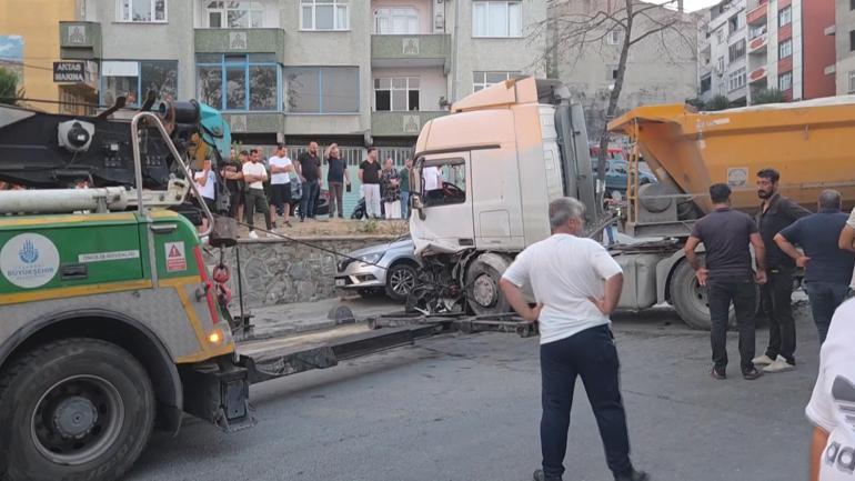 Esenlerde freni boşalan hafriyat kamyonu 7 araca çarptı