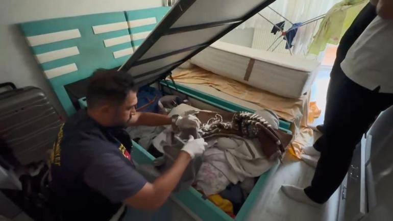Küçükçekmecede kuyumcuya silahlı saldırı kamerada; 2 şüpheli taksiyle olay yerine gelmiş