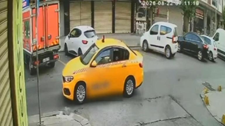 Küçükçekmecede kuyumcuya silahlı saldırı kamerada; 2 şüpheli taksiyle olay yerine gelmiş