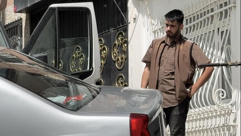 Beyoğlu’nda kargo aracının çarptığı otomobil askıda kaldı: Daha önce de aynısını yaşadım
