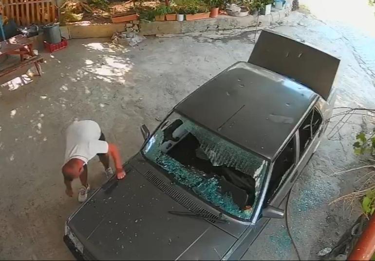 Eski sevgilisini ölümle tehdit edip, otomobiline satırla zarar verdi