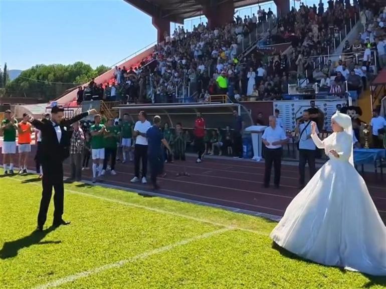 Nikahtan sonra tribünde takımlarını destekleyen çift, maç sonunda sahada çiftetelli oynadı