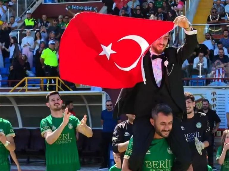 Nikahtan sonra tribünde takımlarını destekleyen çift, maç sonunda sahada çiftetelli oynadı