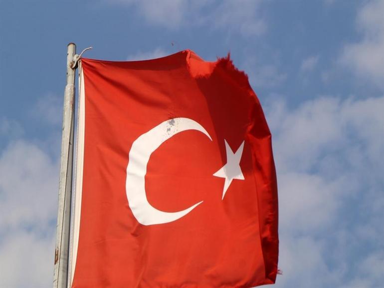 Türk bayrağına tüfekle zarar verildi