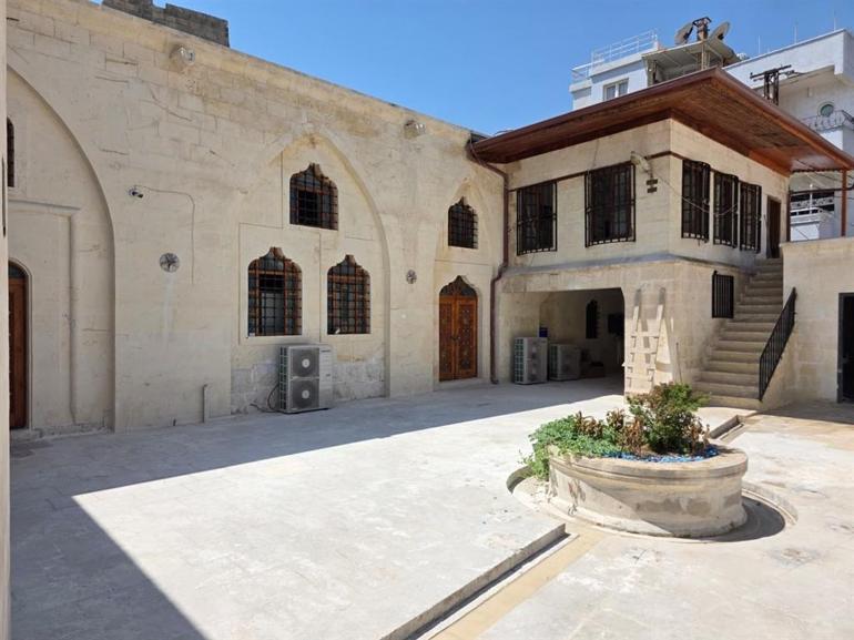 Depremde hasar gören iki tarihi camide restorasyon tamamlandı