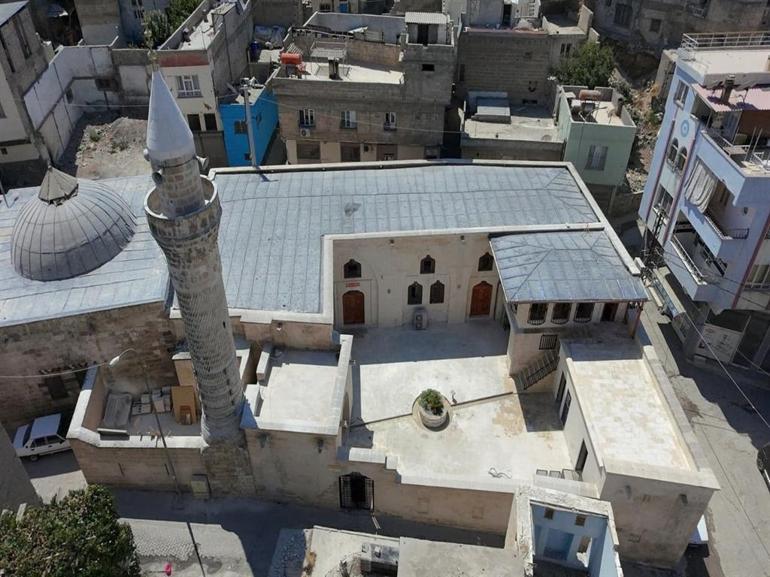 Depremde hasar gören iki tarihi camide restorasyon tamamlandı